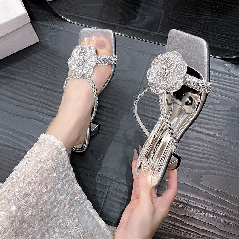 Damen Elegante Strass‑Sandale mit quadratischer Spitze, niedriger Blockabsatz und Blumenapplikation – Sorelia