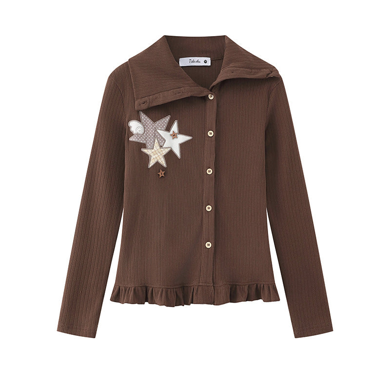 Damen Strickjacke mit Knopfleiste, großem Kragen, Rüschensaum und Stern-Applikationen Echoarchiv