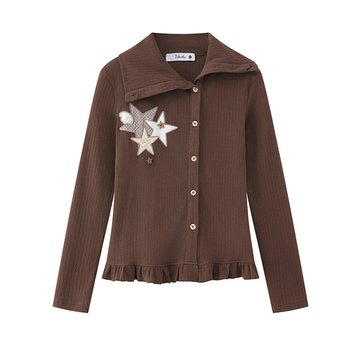 Damen Strickjacke mit Knopfleiste, großem Kragen, Rüschensaum und Stern-Applikationen Echoarchiv