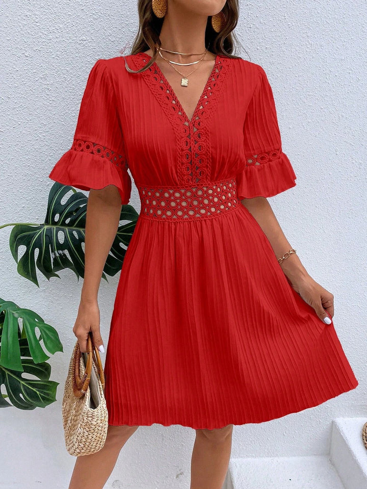 Damen Midikleid mit Plissee, Spitzeneinsatz in der Taille und Volantärmeln Echo Archiv