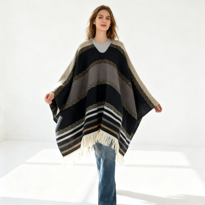 Damen Oversize Poncho-Cape mit V-Ausschnitt und Fransensaum – Avérine