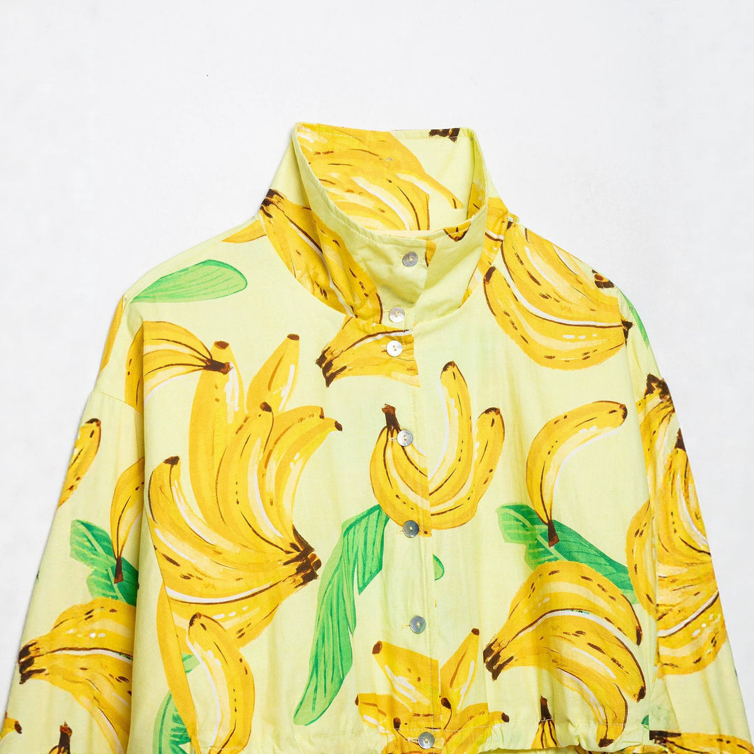 Damen Kurzbluse im Cropped-Boxy-Schnitt mit Banane‑Print, hohem Stehkragen und Tunnelzugsaum Echoarchiv