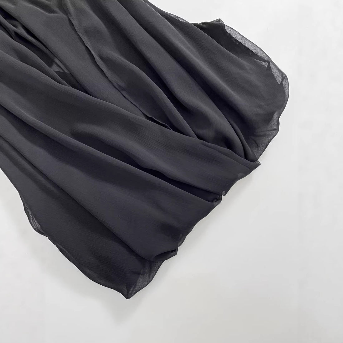 Damen Ärmellose Chiffonbluse mit Schleifenkragen und elastischem Saum Echo Archiv