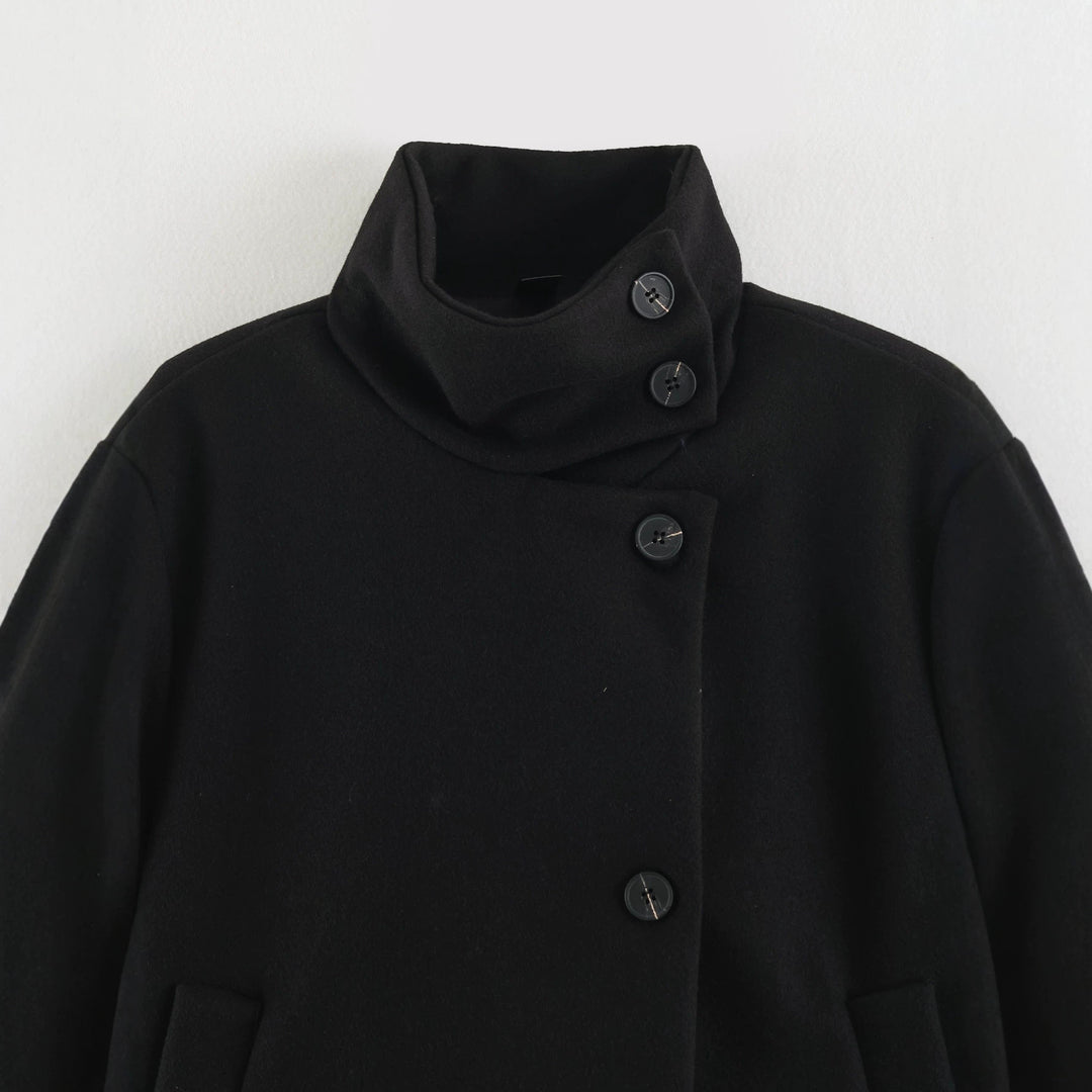 Damen Kurzjacke im Boxy‑Schnitt mit hochschließendem Schlauchkragen und asymmetrischer Knopfleiste Echo Archiv