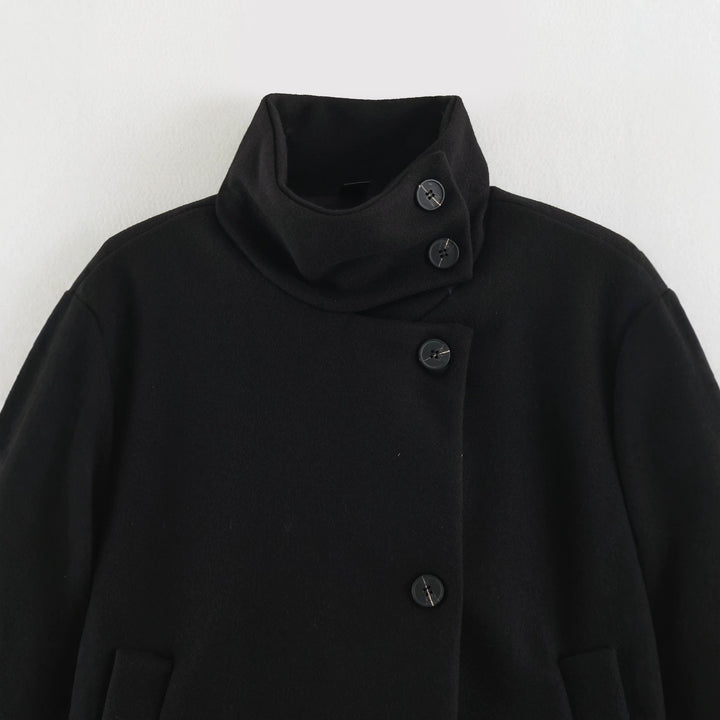 Damen Kurzjacke im Boxy‑Schnitt mit hochschließendem Schlauchkragen und asymmetrischer Knopfleiste Echo Archiv