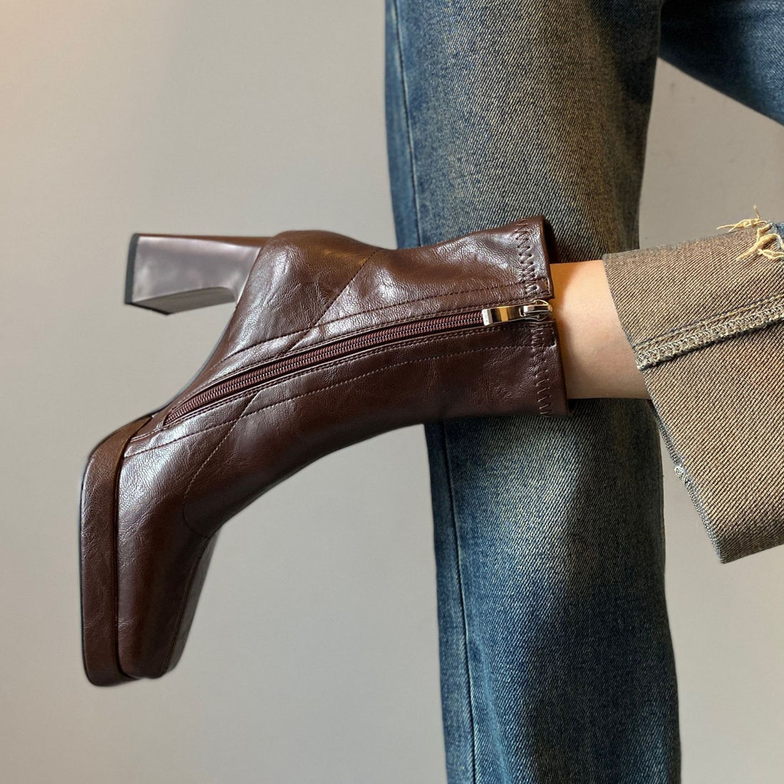 Damen Knöchelhohe Stiefelette mit geteilter Vorderblattform, weichem Nappaleder und sculpted Blockabsatz Echo Archiv