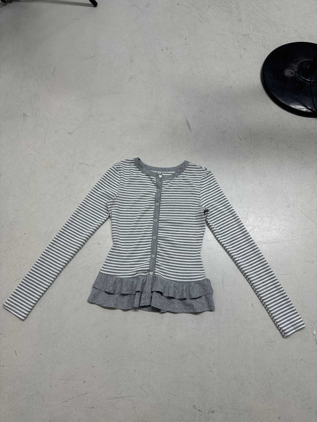 Damen nan feiner Kurzcardigan mit Knopfleiste, Spitzenkragen und welligem Saum Echo Archiv
