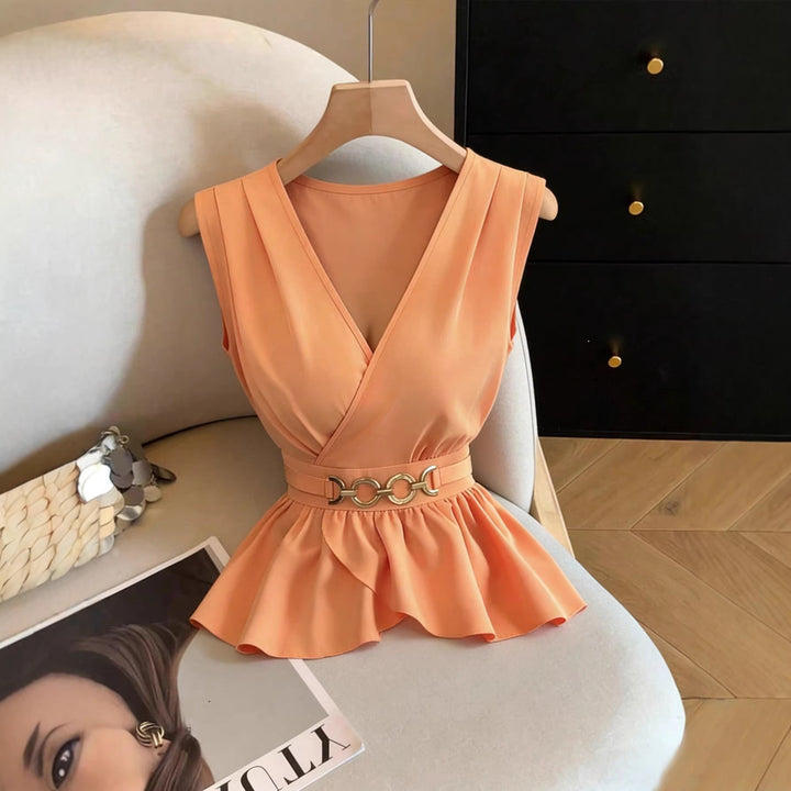 Damen Tailliertes Wickel-Top mit Volant‑Peplum und dekorativem Metallgürtel – Orélia