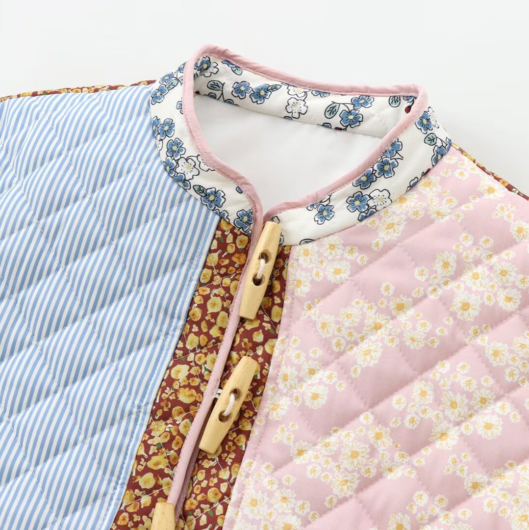 Damen retro-inspirierte gesteppte Patchworkjacke mit Stehkragen, Holzknopf-Verschlüssen und aufgesetzten Klappentaschen – Célinea