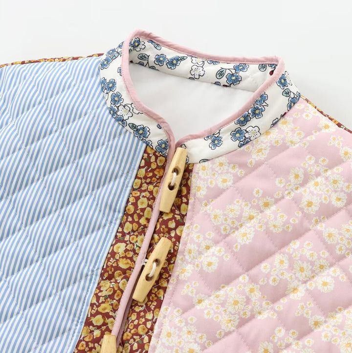 Damen retro-inspirierte gesteppte Patchworkjacke mit Stehkragen, Holzknopf-Verschlüssen und aufgesetzten Klappentaschen – Célinea