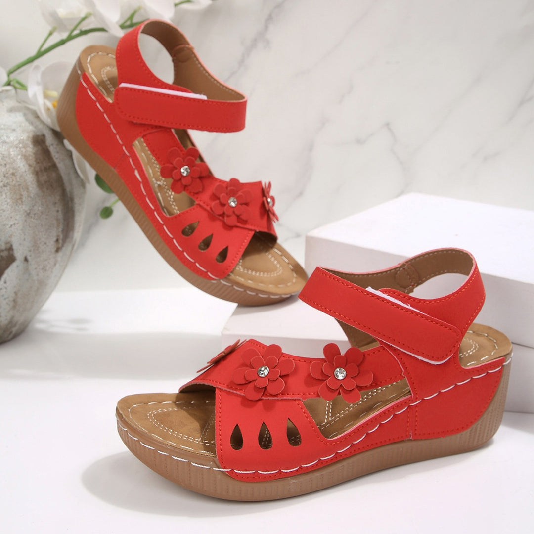 Damen Komfort-Wedgesandalen mit verstellbarem Klettverschluss und Blütenapplikation – Sorelia