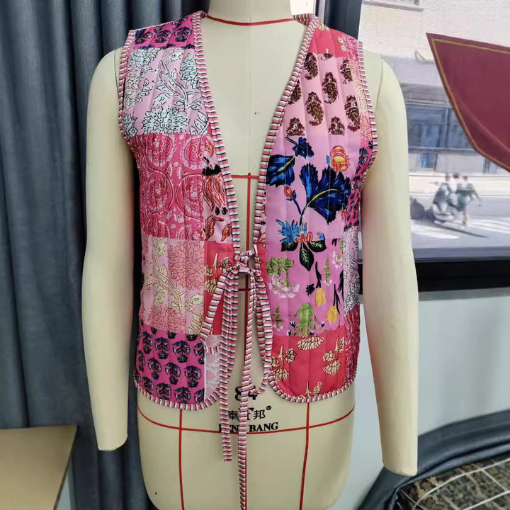 Damen Patchwork‑Weste mit Bindeband, gestreifter Innenverarbeitung und Kontrastpaspel Echo Archiv