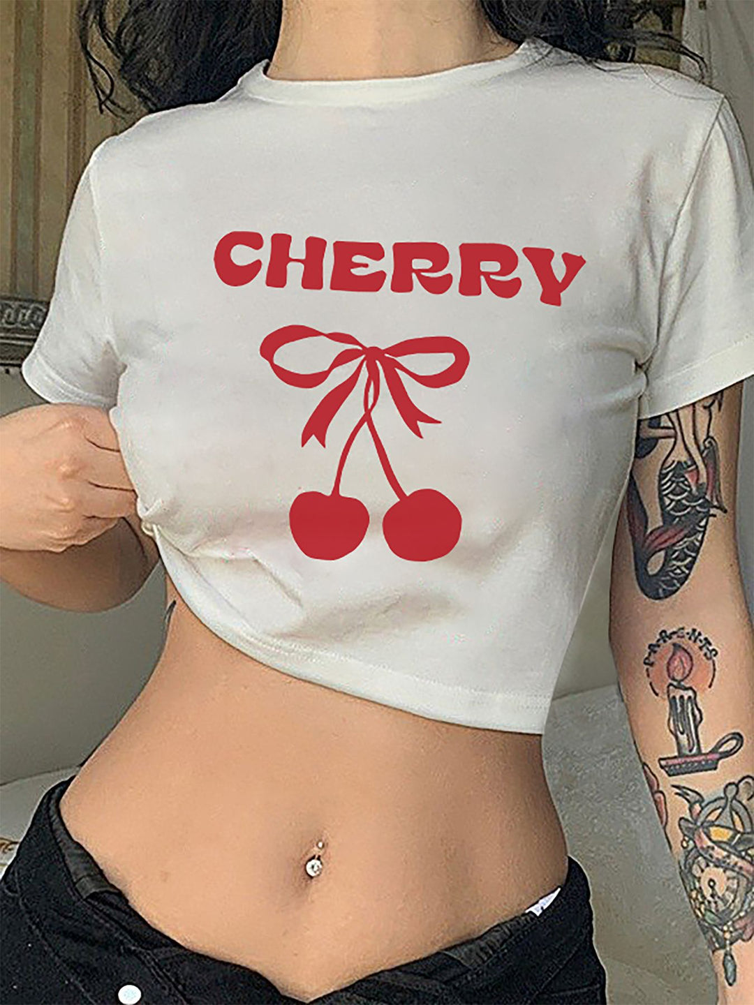 Damen Crop-T-Shirt mit verspieltem Kirschmotiv und elegantem Schleifenprint Echo Archiv