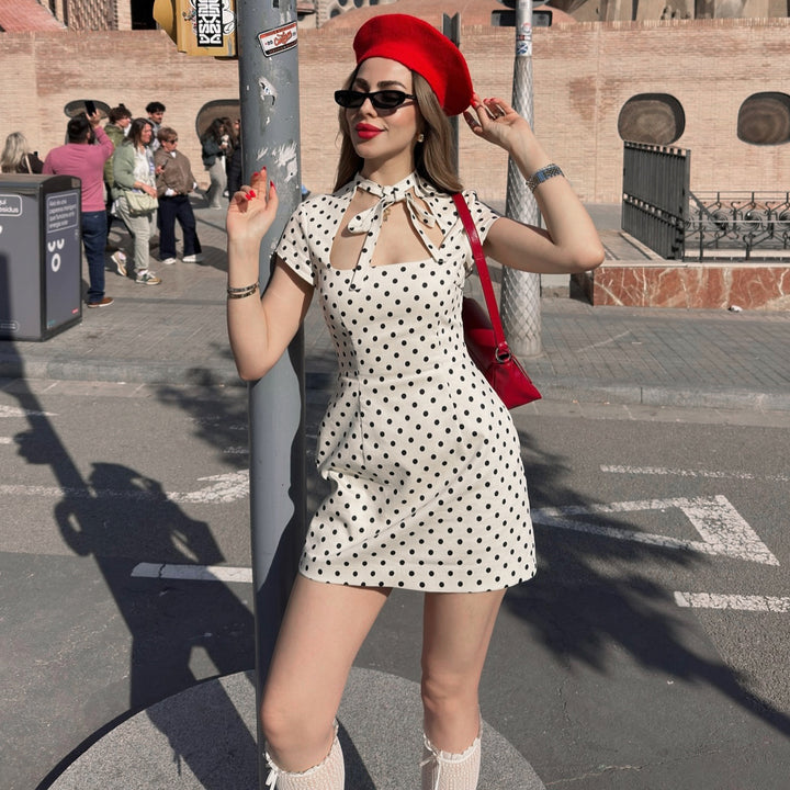 Damen Polka-Dot Kleid mit schickem Kragen und Bindegürtel Echo Archiv