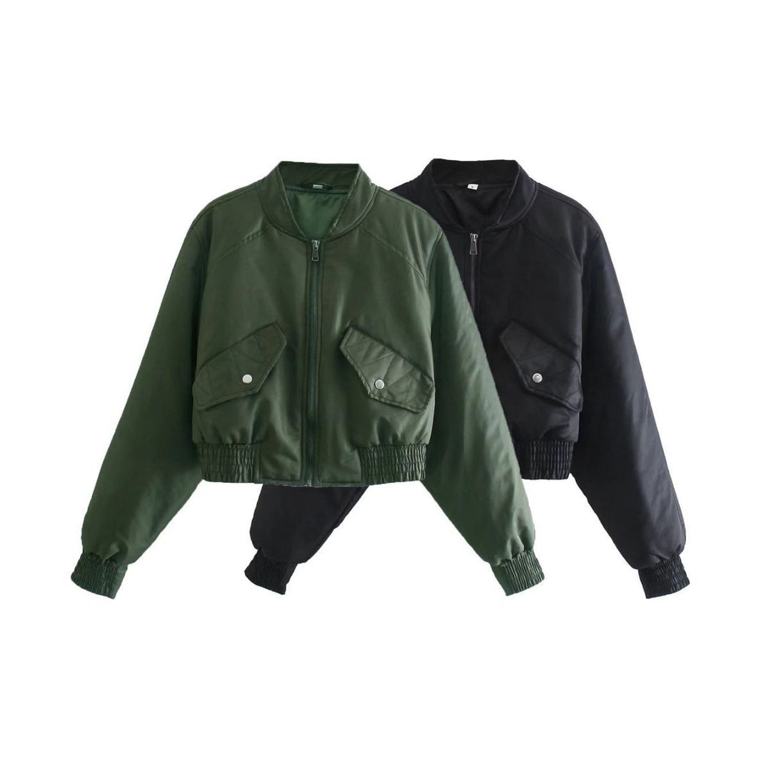 Damen cropped Bomberjacke mit Stehkragen, wattierter Innenlage und aufgesetzten Pattentaschen – Avenza