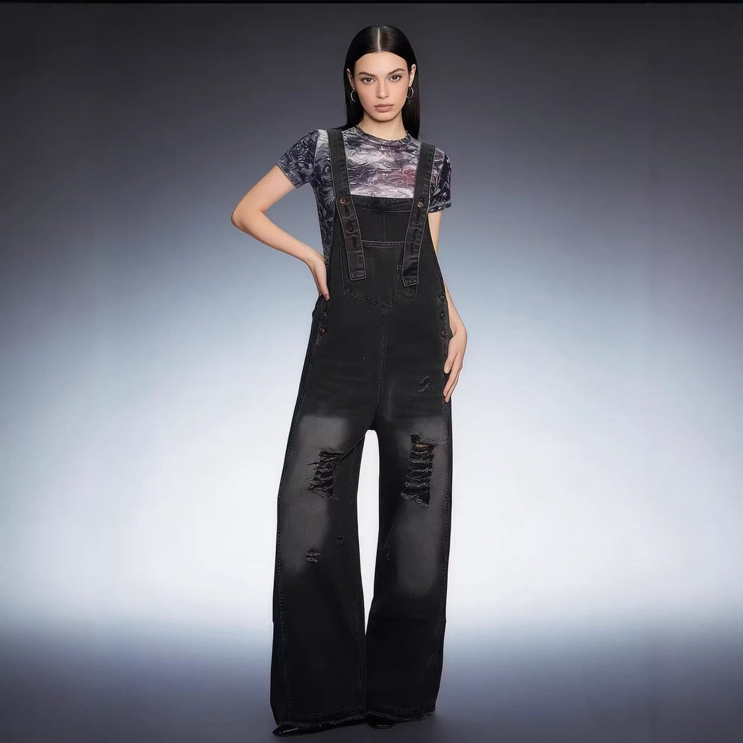 Damen nan moderne Baggy-Latzhose aus pigmentgefärbtem Stretch-Denim mit verstellbaren Trägern und sichtbaren Rissen Echo Archiv