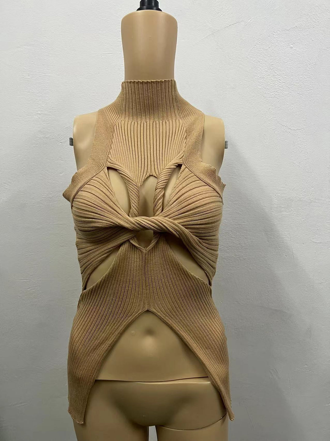 Damen figurbetontes Cut-Out Top mit hohem Kragen Echo Archiv