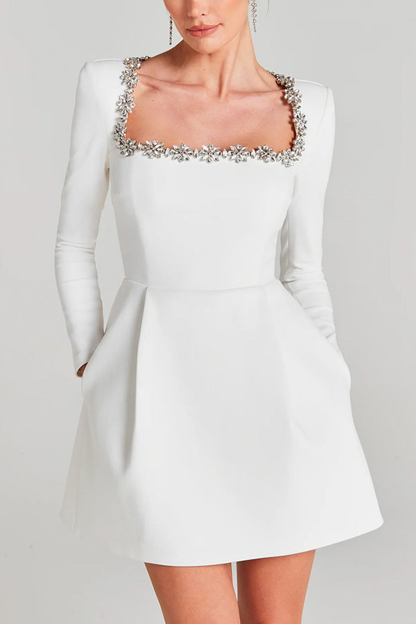 Damen Elegantes Samtkleid mit Blumenapplikationen und U-Boot-Ausschnitt Echo Archiv