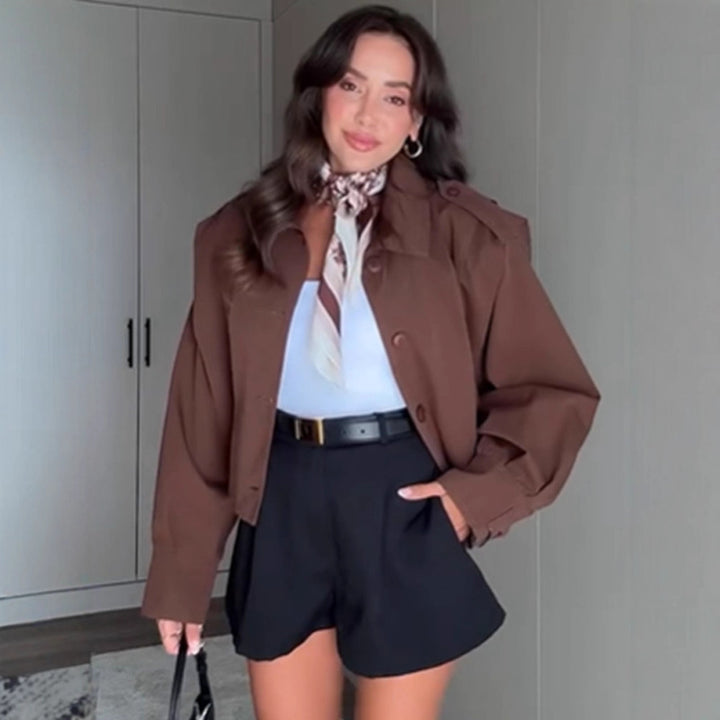 Damen Kurzboxy-Jacke mit Schulterpatten, kastiger Silhouette und geknöpfter Front Echoarchiv