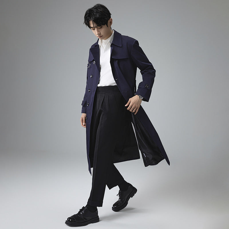Herren Moderner Tech-Trenchcoat mit Doppelreihiger Knopfleiste, Bindegürtel und dezenten Ringdetails Echoarchiv