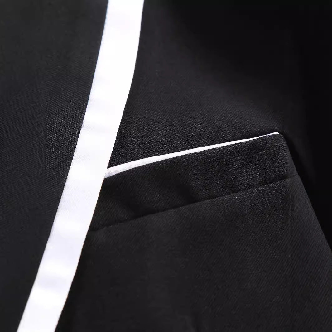 Herren eleganter Anzug mit kontrastierendem Revers Echoarchiv