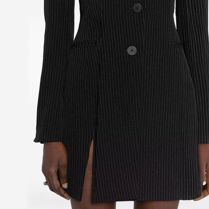 Damen Tailliertes Nadelstreifen-Blazerkleid mit Einreiher, Gehschlitz und schmaler Silhouette Echoarchiv