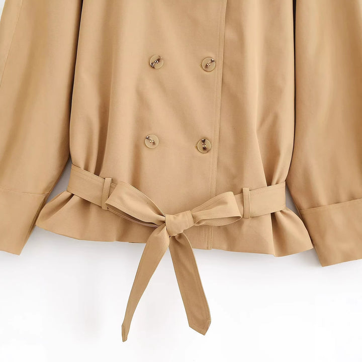Damen Kurz-Trenchcoat mit doppelreihiger Knopfleiste, Cape‑Yoke und Taillengürtel Echo Archiv