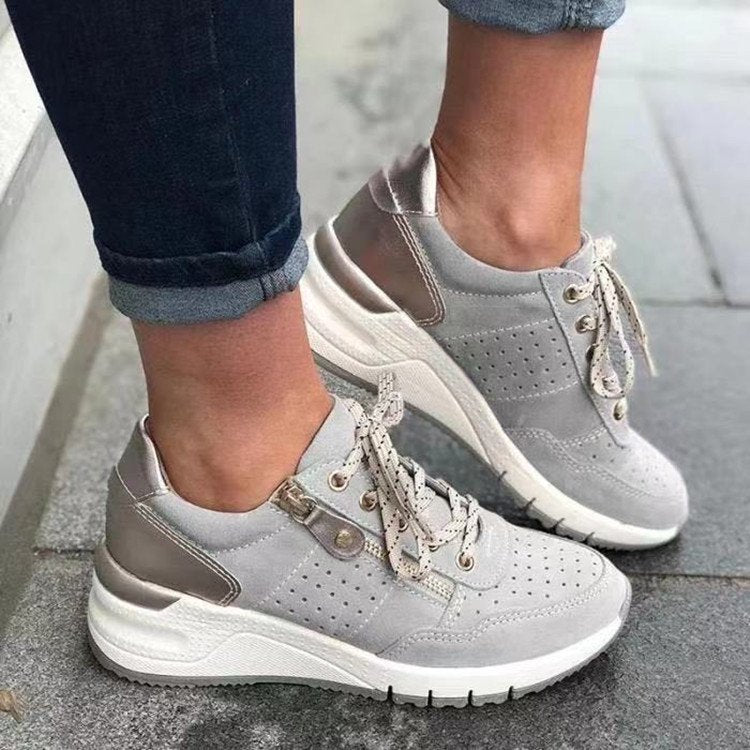 Damen Chunky-Plateau-Sneaker mit perforiertem Velours, gepolstertem Komfortfußbett und Metallic-Fersenaufbau – Névara