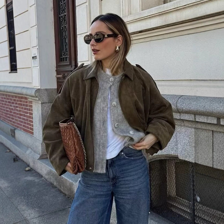 Damen Kurzjacke im Oversize‑Schnitt aus Wildleder‑Optik mit ballonförmigem Saum und Schulterpatten Echo Archiv