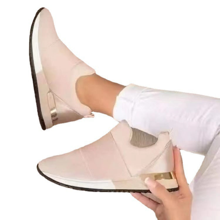 Damen Keil-Sneaker mit elastischem Schlupfdesign und metallischer Fersenkappe Echo Archiv