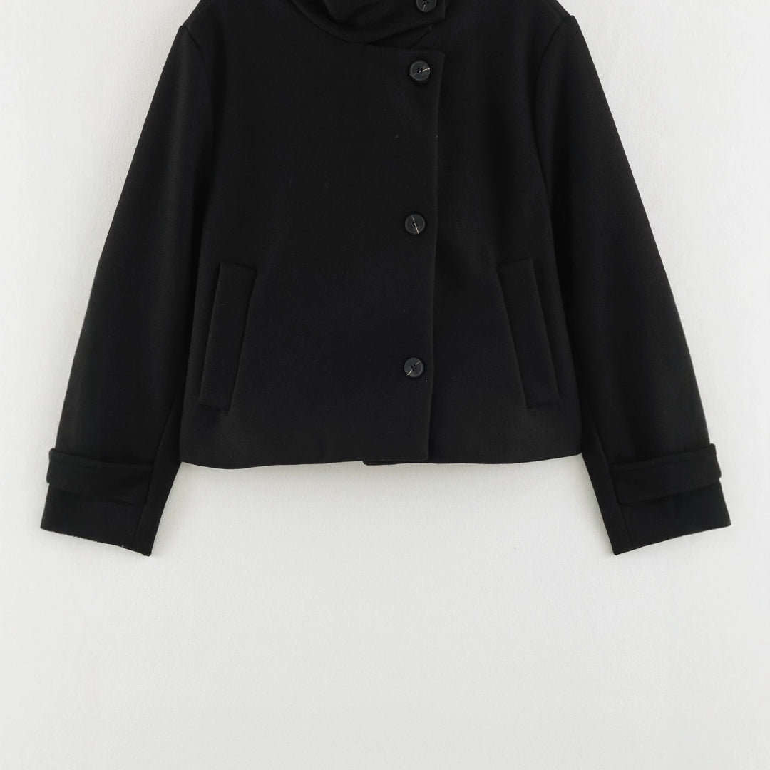 Damen Kurzjacke im Boxy‑Schnitt mit hochschließendem Schlauchkragen und asymmetrischer Knopfleiste Echo Archiv