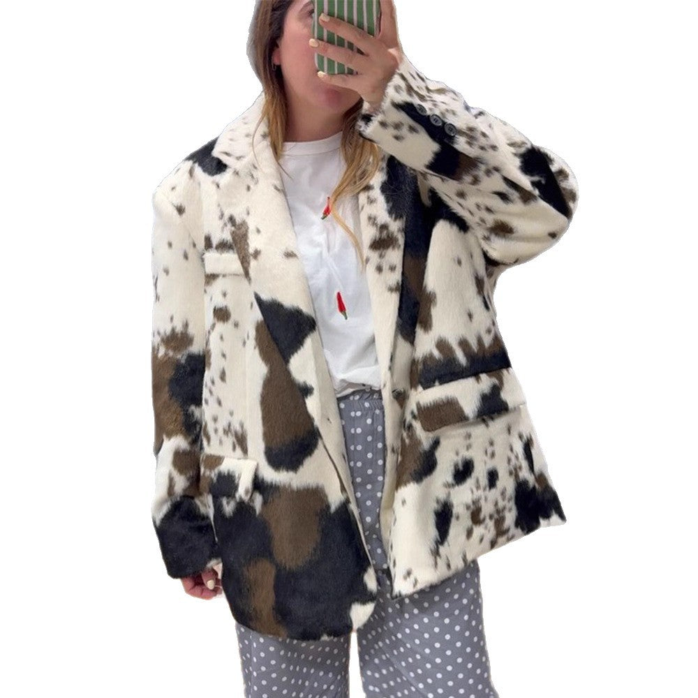 Damen kurze Kunstpelzjacke im Fleckenmuster mit Reverskragen, Holzknöpfen & aufgesetzten Taschen Echoarchiv