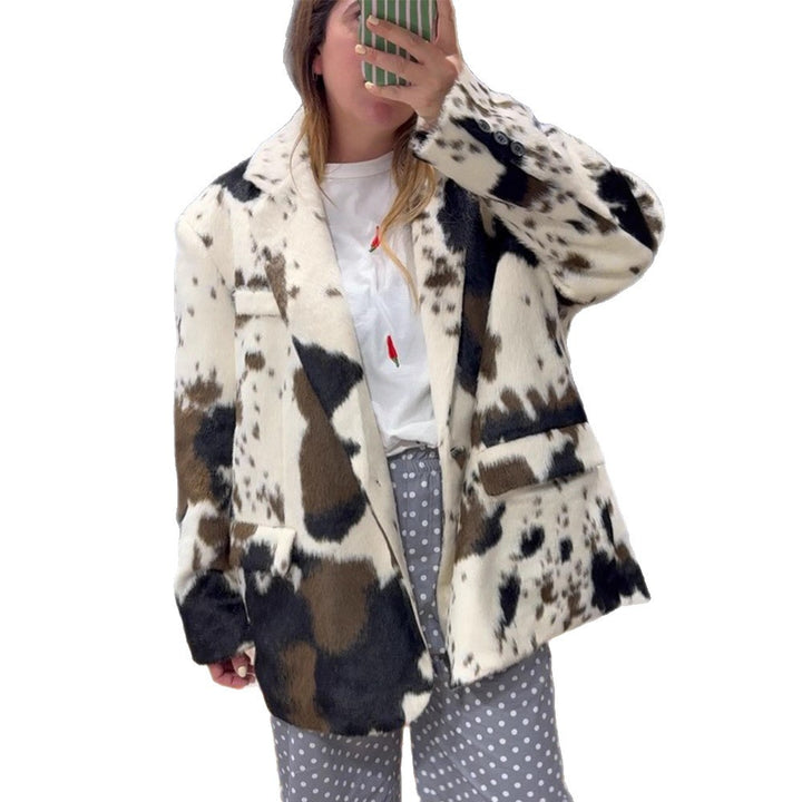 Damen kurze Kunstpelzjacke im Fleckenmuster mit Reverskragen, Holzknöpfen & aufgesetzten Taschen Echoarchiv