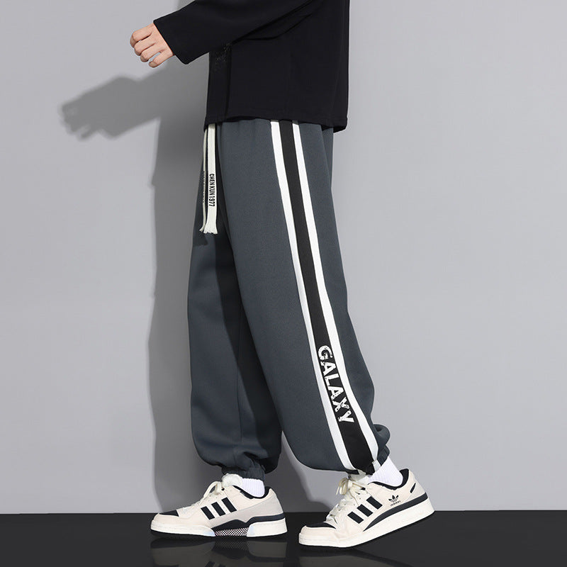 Herren Sportliche Jogginghose mit seitlichen Streifen