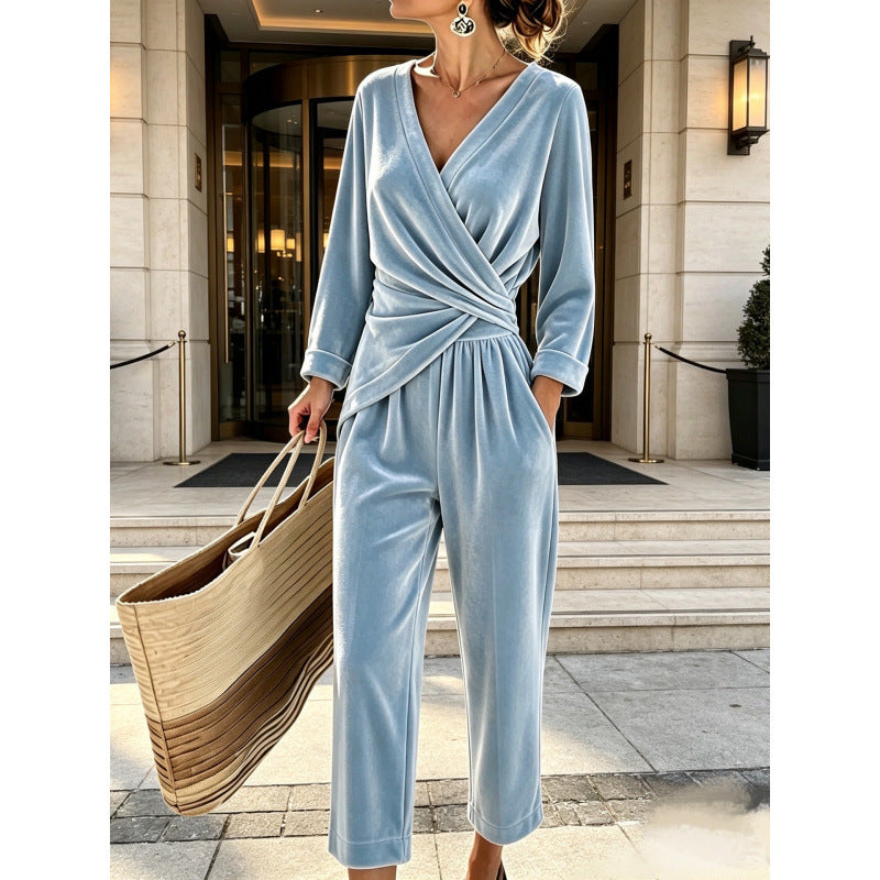 Damen Samt-Jumpsuit mit Wickeloberteil, taillierter Drapierung und weitem knöchellangem Bein Echoarchiv
