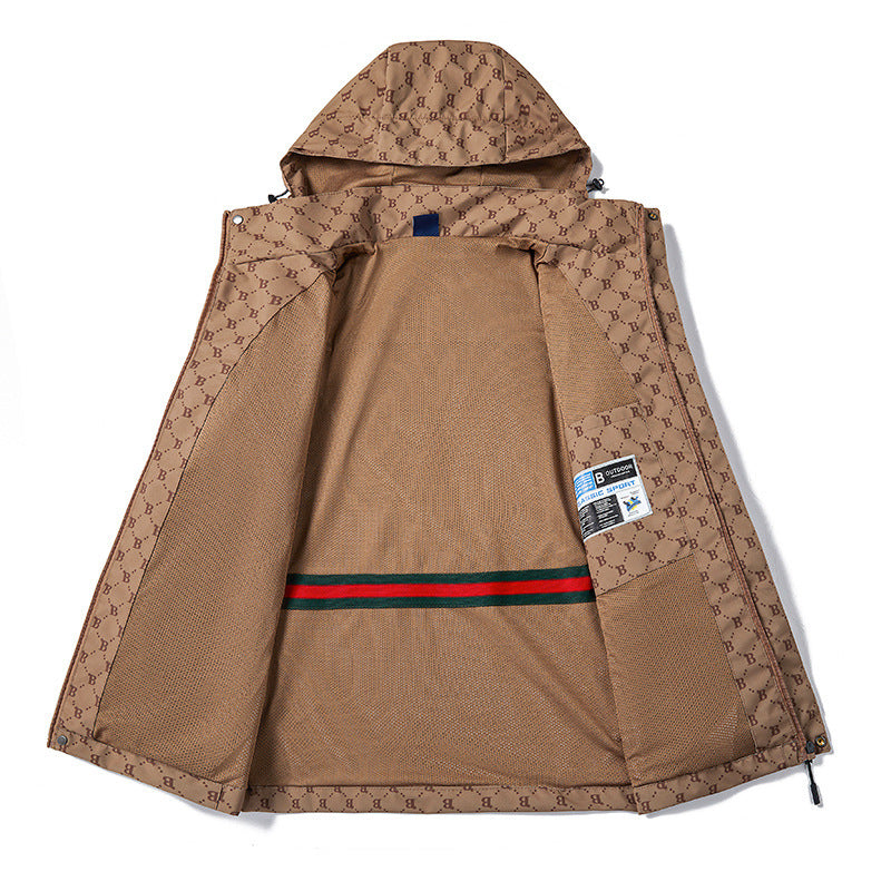 Herren leichte wasserabweisende Kapuzenjacke mit Allover‑Logomuster, winddichter Shell und praktischen Taschen Echoarchiv