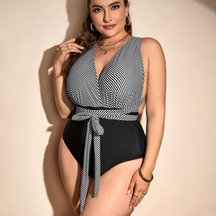 Damen Einteiler Badeanzug mit Wickeldetail und trendigem Streifenmuster Echo Archiv