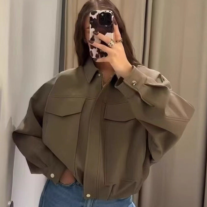 Damen nan oversized kurze Utility-Blousonjacke mit Hemdkragen, großen aufgesetzten Pattentaschen und tailliertem Bündchen Echo Archiv