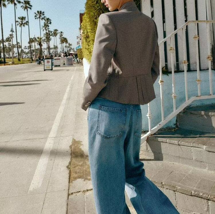 Damen Taillierter Cropped-Blazer mit Stehkragen und dekorativer Zierknopfleiste Echoarchiv