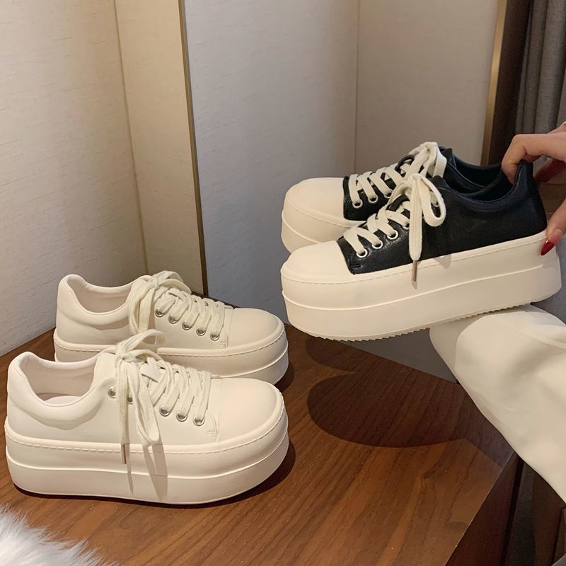 Damen Retro Plateausneaker mit zweifarbiger Lederoptik und extrahoher Gummiplattform – Névara