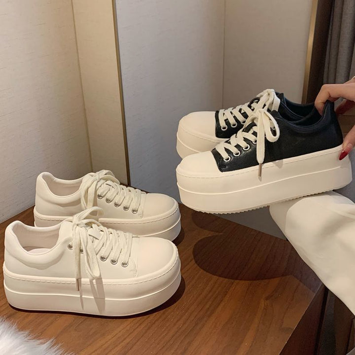 Damen Retro Plateausneaker mit zweifarbiger Lederoptik und extrahoher Gummiplattform – Névara