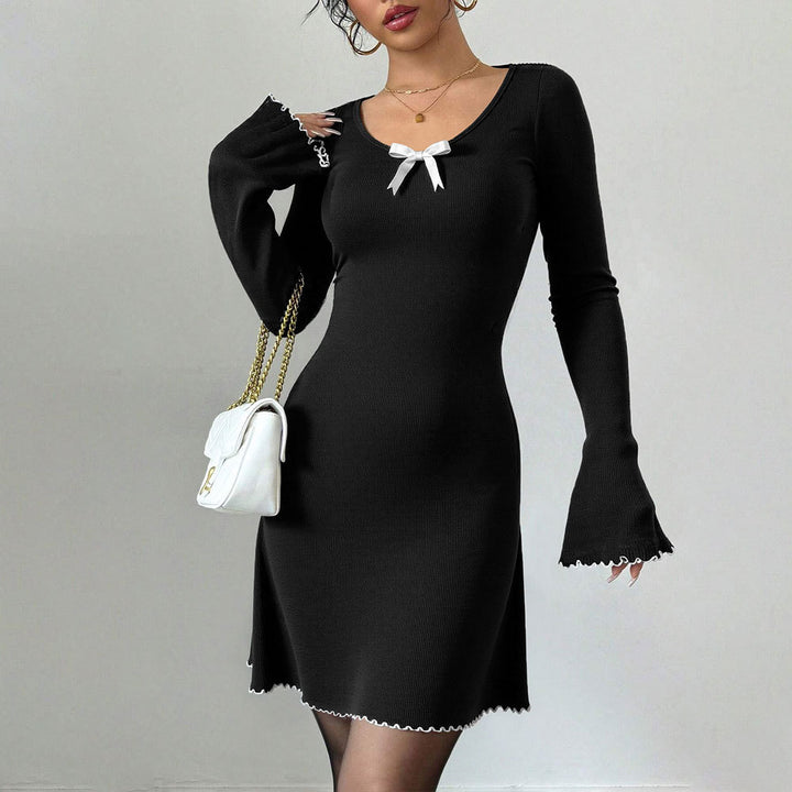 Damen geripptes Minikleid mit Trompetenärmeln, Zierschleife am Dekolleté und welligem Saum – Élara