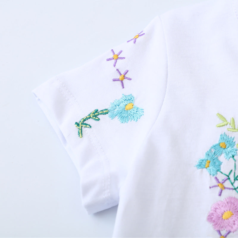 Mädchen Freizeitkleid mit bezaubernder Blumen- und Schmetterlingsstickerei Echo Archiv