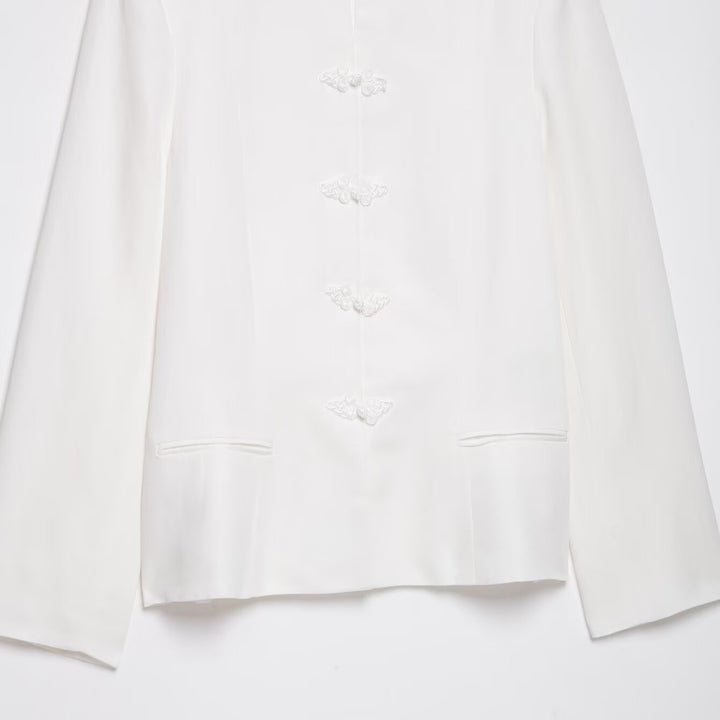 Damen Boxy-Kurzjacke mit Stehkragen, Zierknoten-Verschlüssen und Leistentaschen Echoarchiv