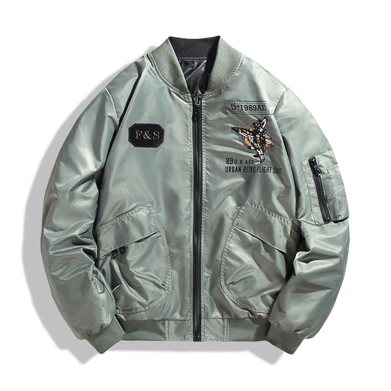 Herren  flugzeuginspiriierte gepolsterte Bomberjacke mit gesticktem Jet-Applikation und Reißverschlusstasche am Sleeve Echo Archiv
