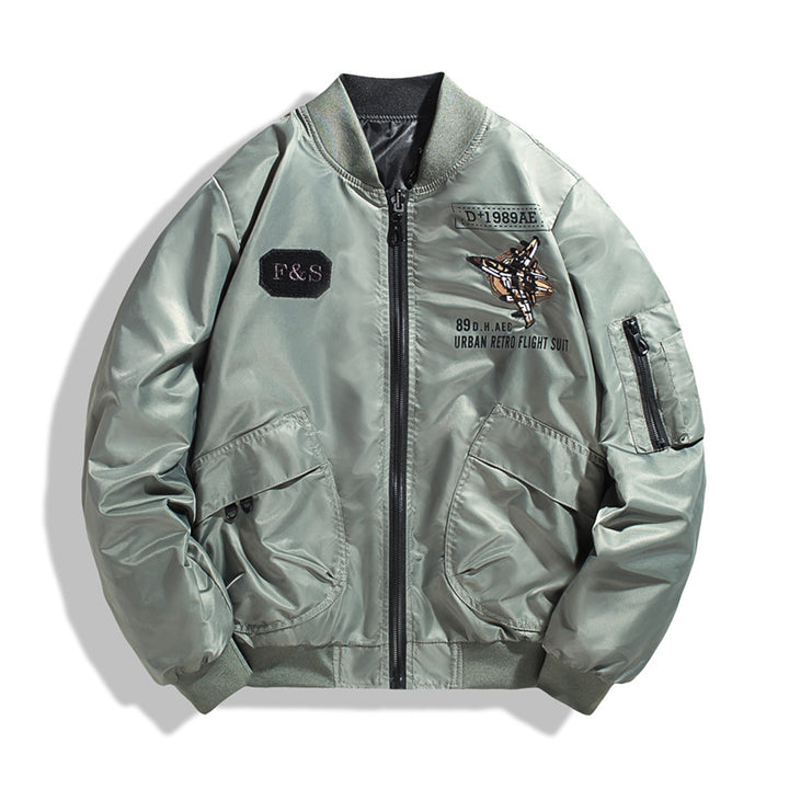 Herren  flugzeuginspiriierte gepolsterte Bomberjacke mit gesticktem Jet-Applikation und Reißverschlusstasche am Sleeve Echo Archiv