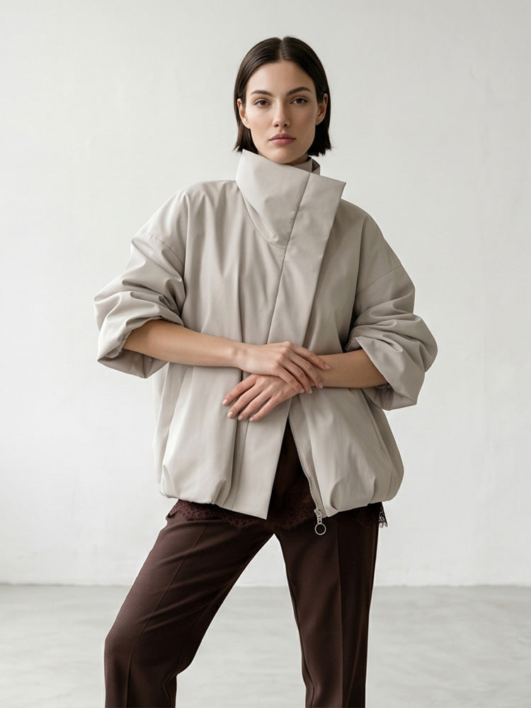 Damen Boxy-Kurzsteppjacke mit hohem asymmetrischem Stehkragen Echoarchiv