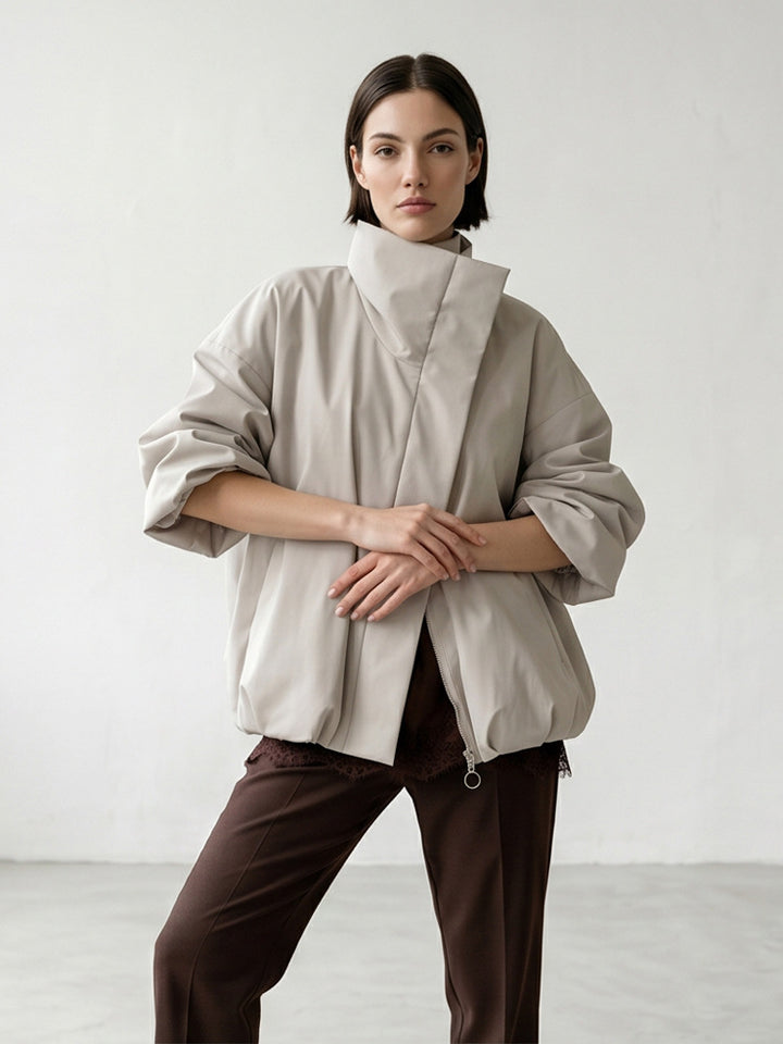 Damen Boxy-Kurzsteppjacke mit hohem asymmetrischem Stehkragen Echoarchiv