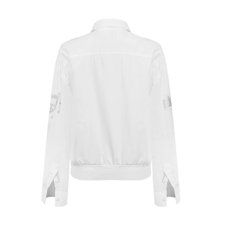 Damen Hemdbluse mit elastischem Saum, Button-Down und Schriftzug-Detail Echoarchiv