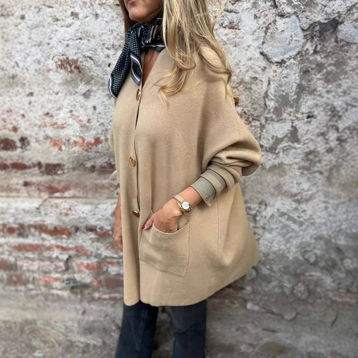 Damen Oversize Strickmantel-Cardigan mit aufgesetzten Taschen und Zierknöpfen – Veloura